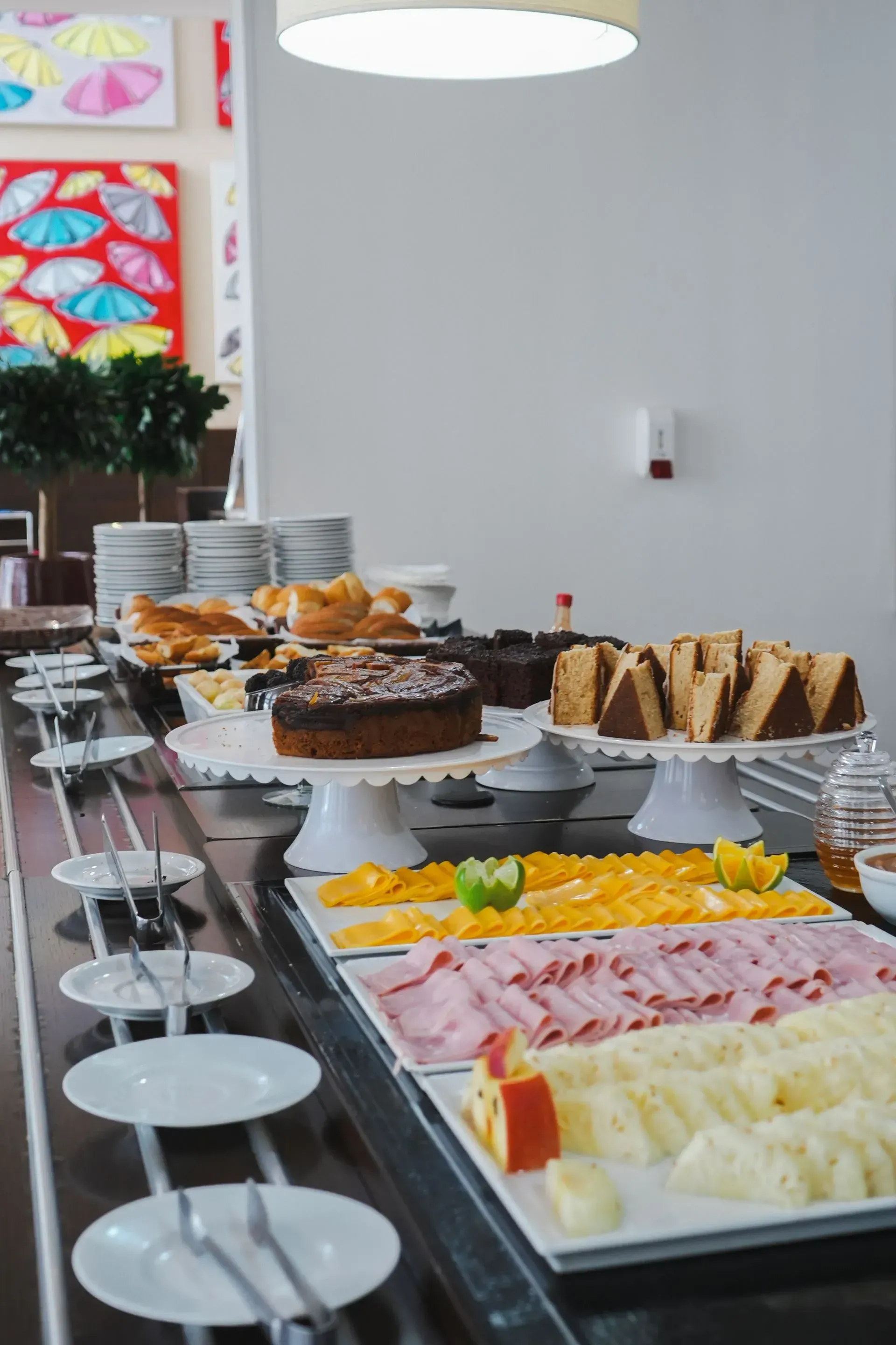 Uma mesa de bufê com muita comida