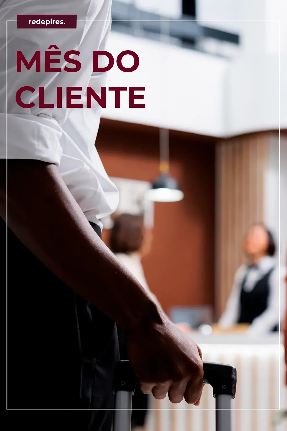 Um homem está segurando uma mala em um restaurante.