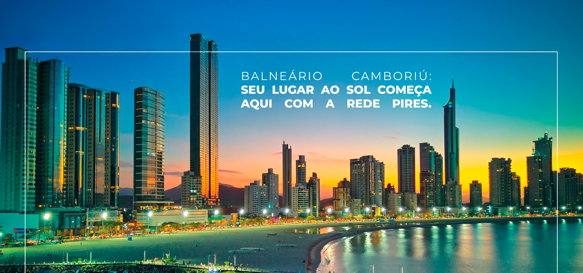 Um horizonte de cidade com um pôr do sol ao fundo