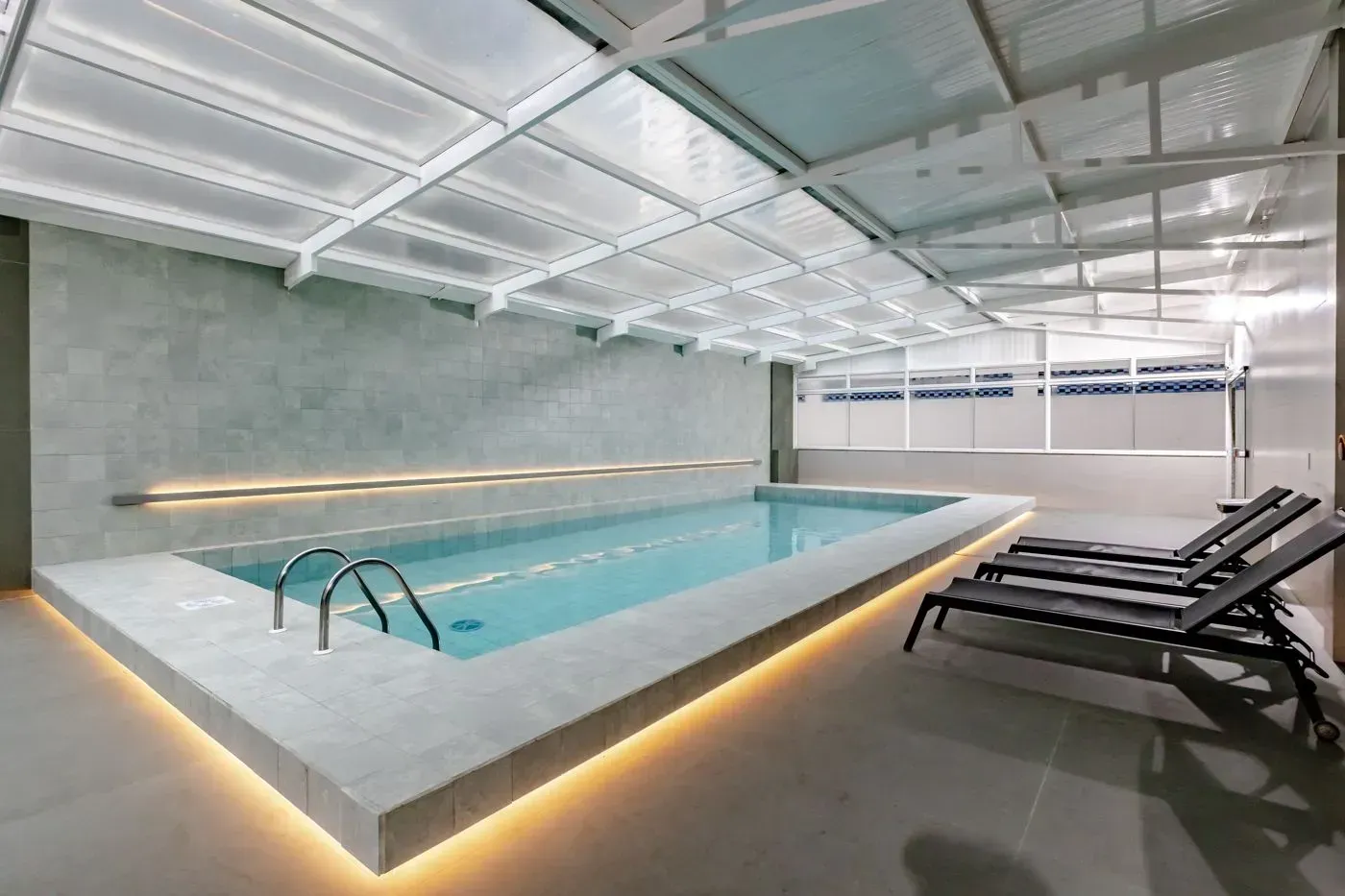 Há uma grande piscina coberta com uma cobertura sobre ela.