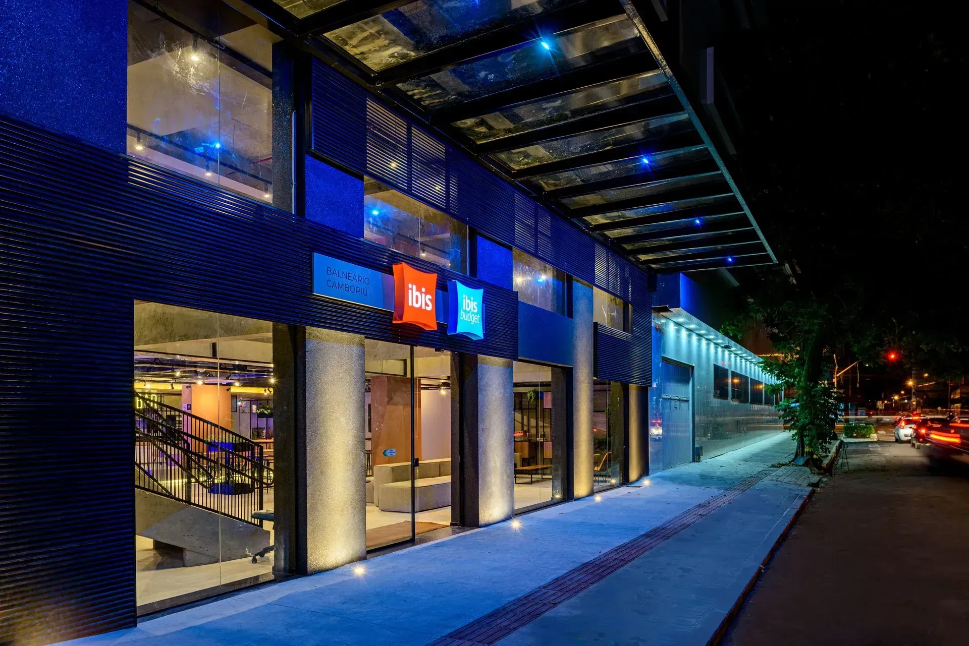 Um grande edifício com muitas janelas é iluminado à noite.