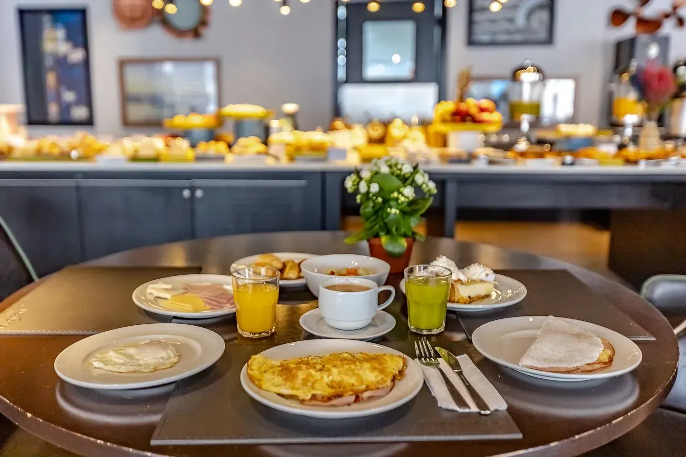 Uma mesa coberta com pratos de comida e bebidas em um restaurante.
