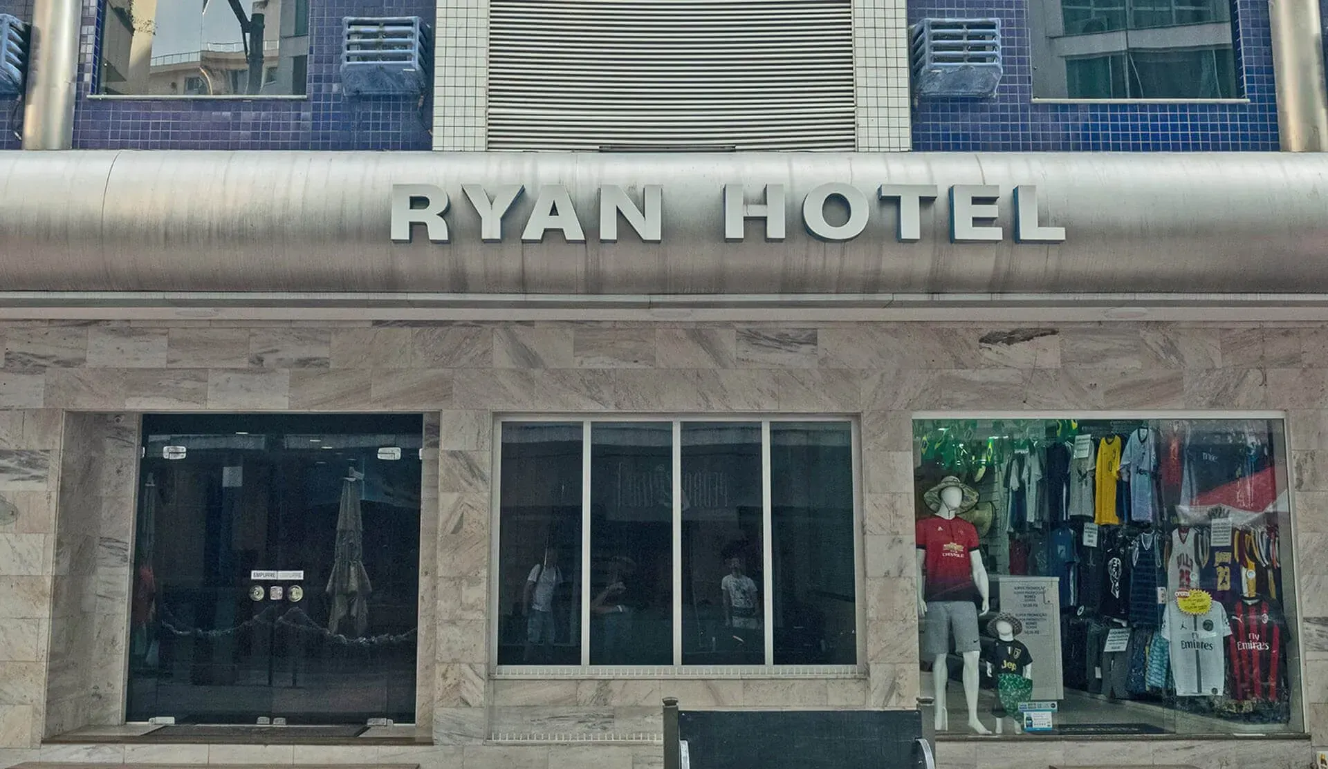 A fachada do hotel ryan com um manequim na janela