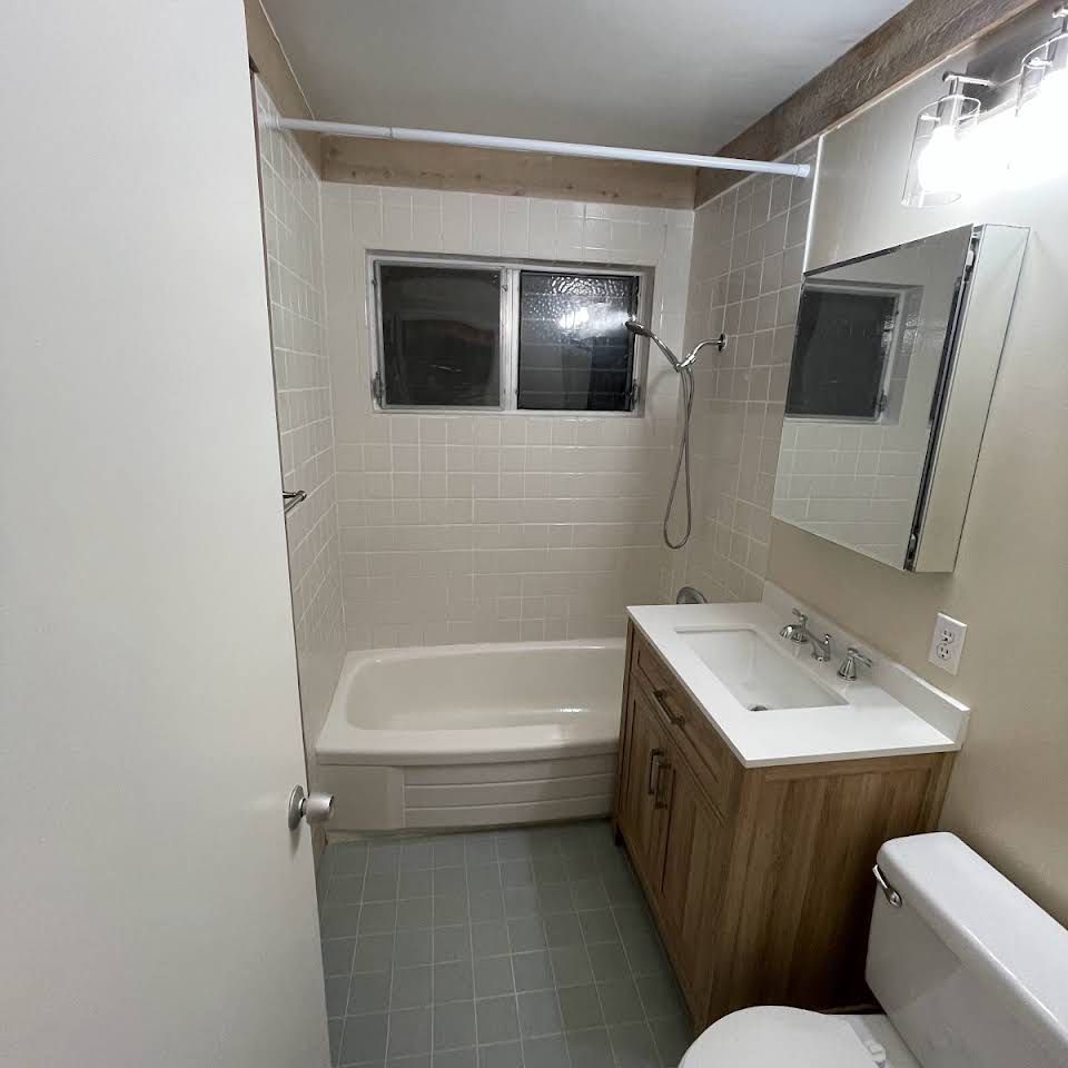 bathroom with shower tub