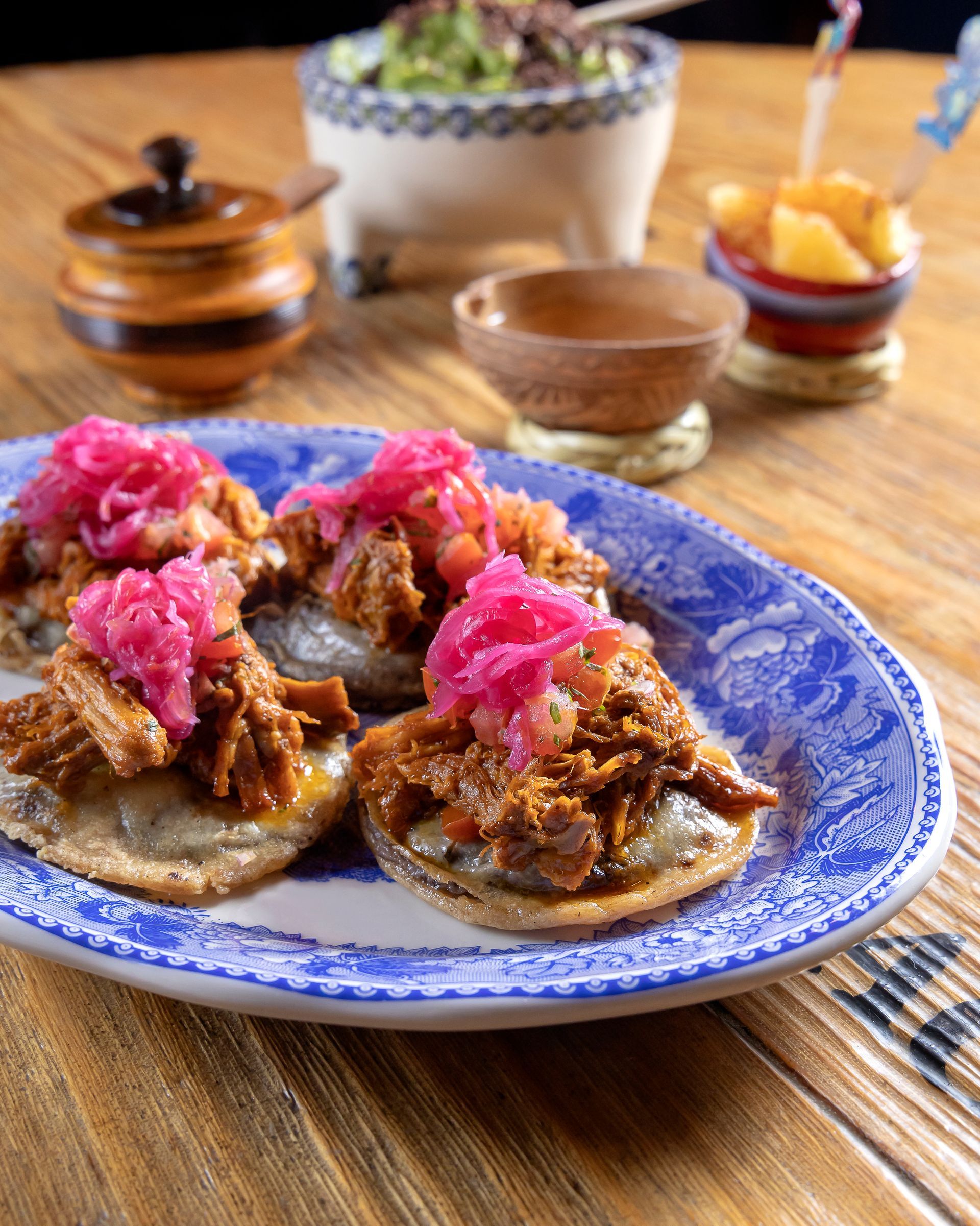 Plato azul con panuchos de cochnita