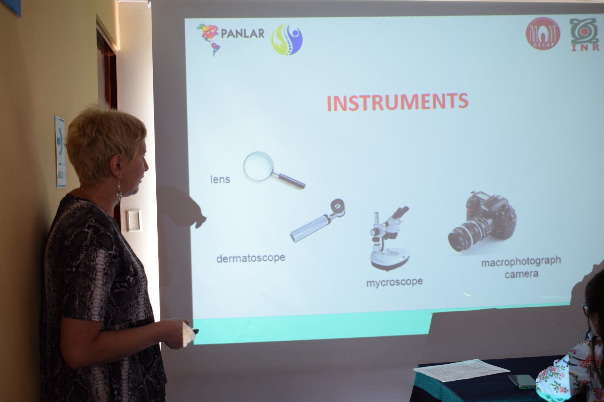 Una mujer está dando una presentación sobre instrumentos.
