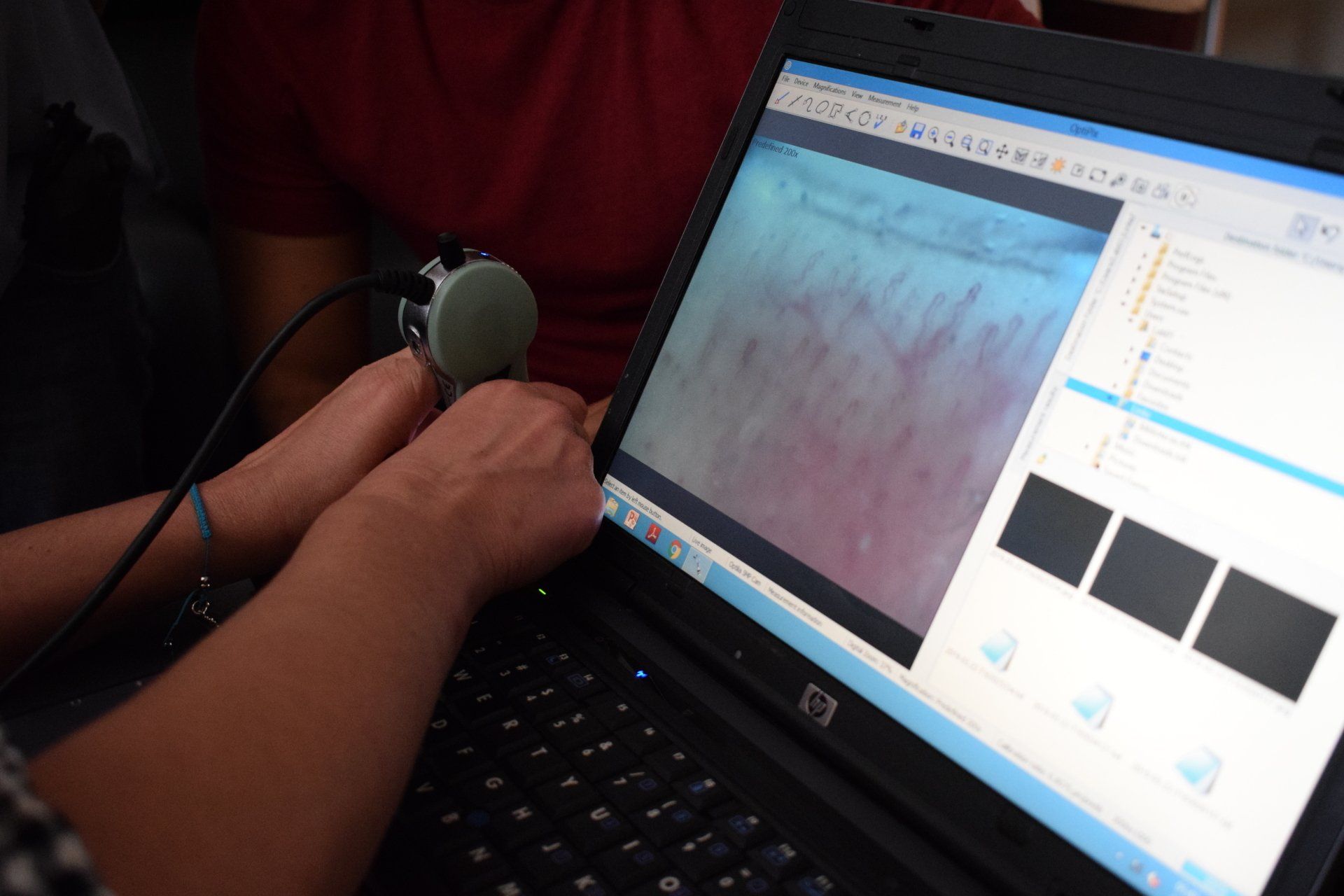 Una persona está usando una computadora portátil con una imagen en la pantalla.