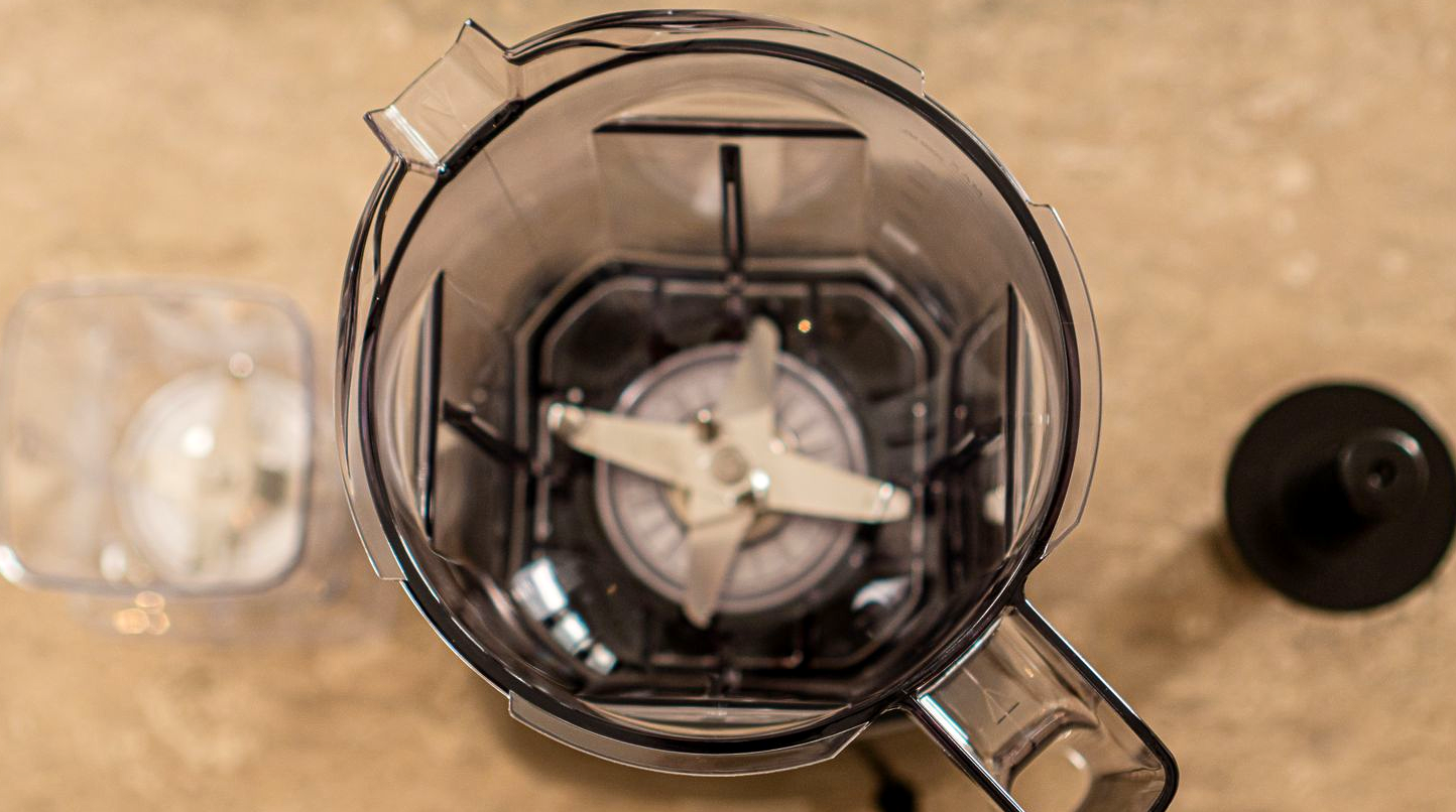 Tampak dalam blender, memperlihatkan bilah tajam dan dinding wadah bening.