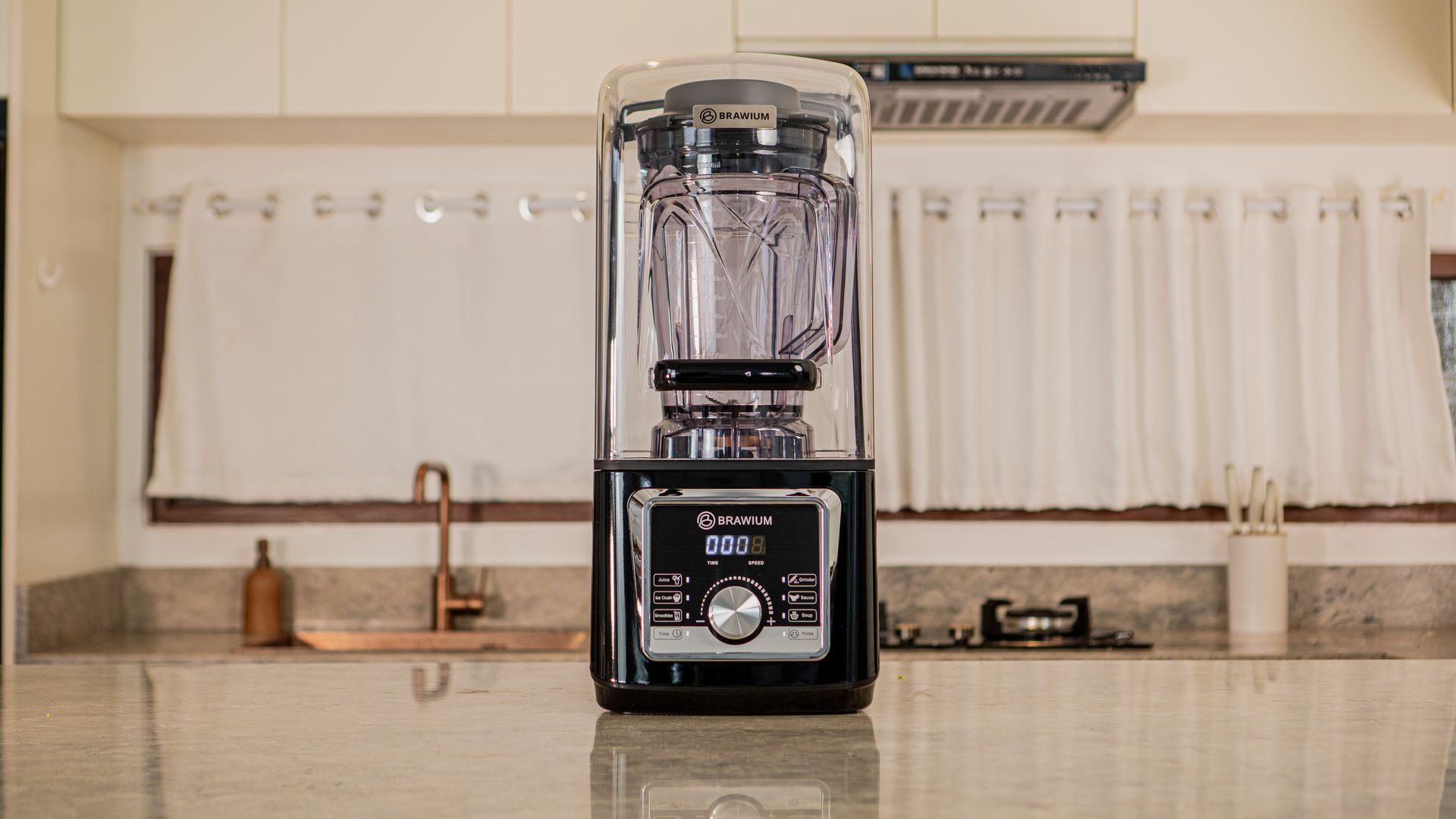 Blender Ninja Hitam dengan buah di dalamnya, untuk memblender.