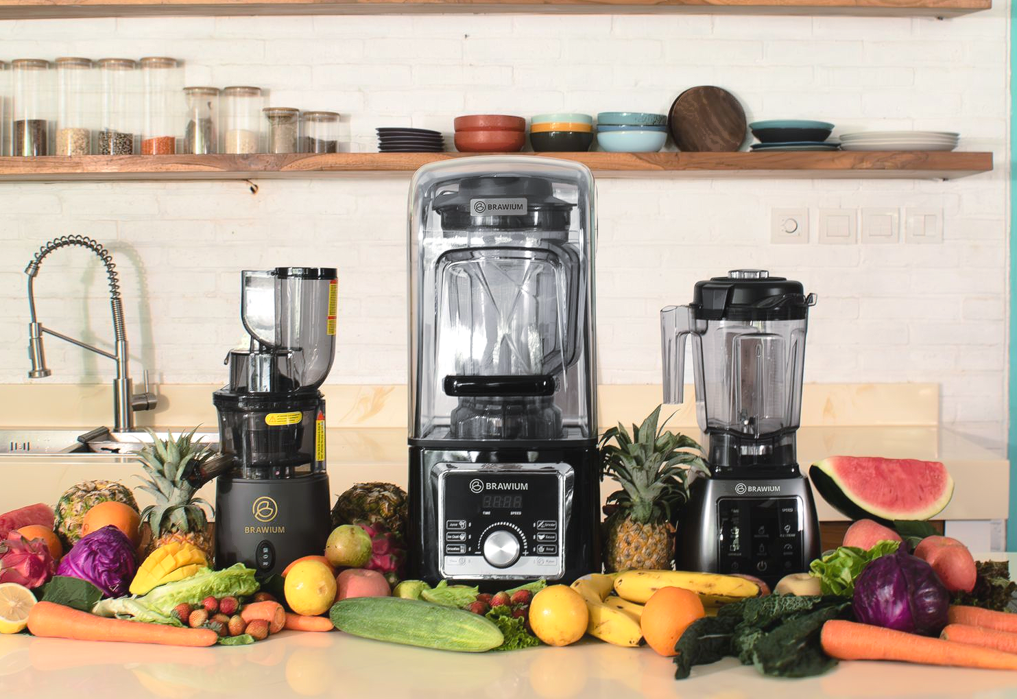 Juicer dan blender di atas meja dengan buah dan sayuran. Peralatan dapur.