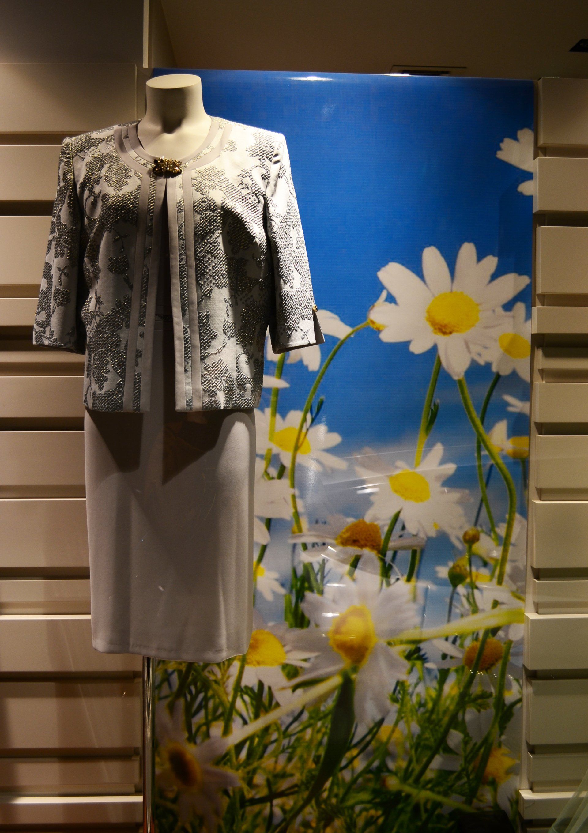 tailleur da cerimonia sui toni del grigio