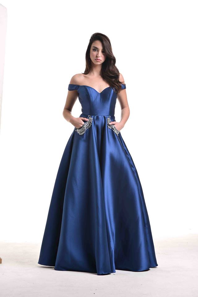 vestito in raso blu elettrico con gonna ampia