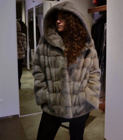 pelliccia da donna grigia con cappuccio