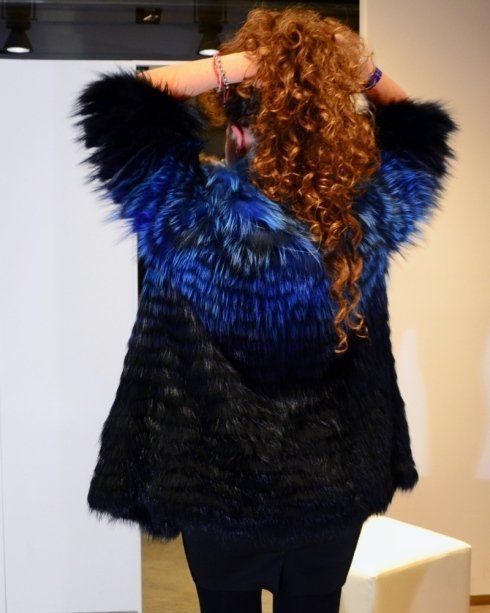pelliccia da donna nera e blu elettrico