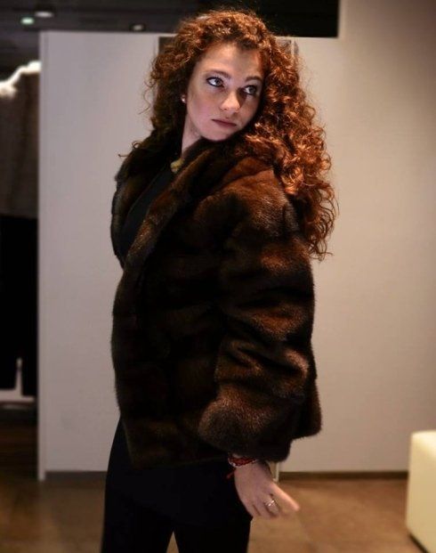 donna con pelliccia e capelli ricci