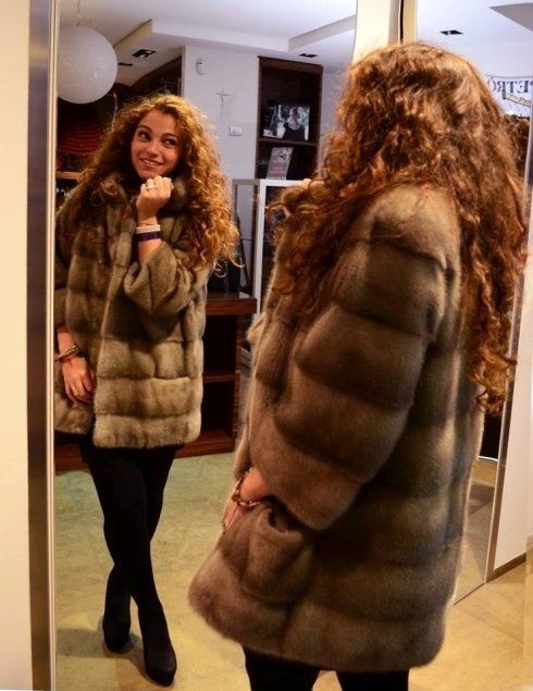 donna con pelliccia di media lunghezza