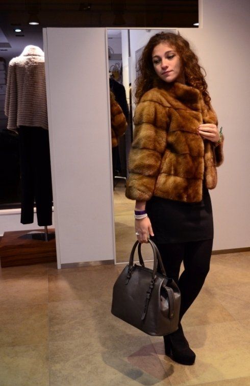 donna con pelliccia corta e borsa in pelle