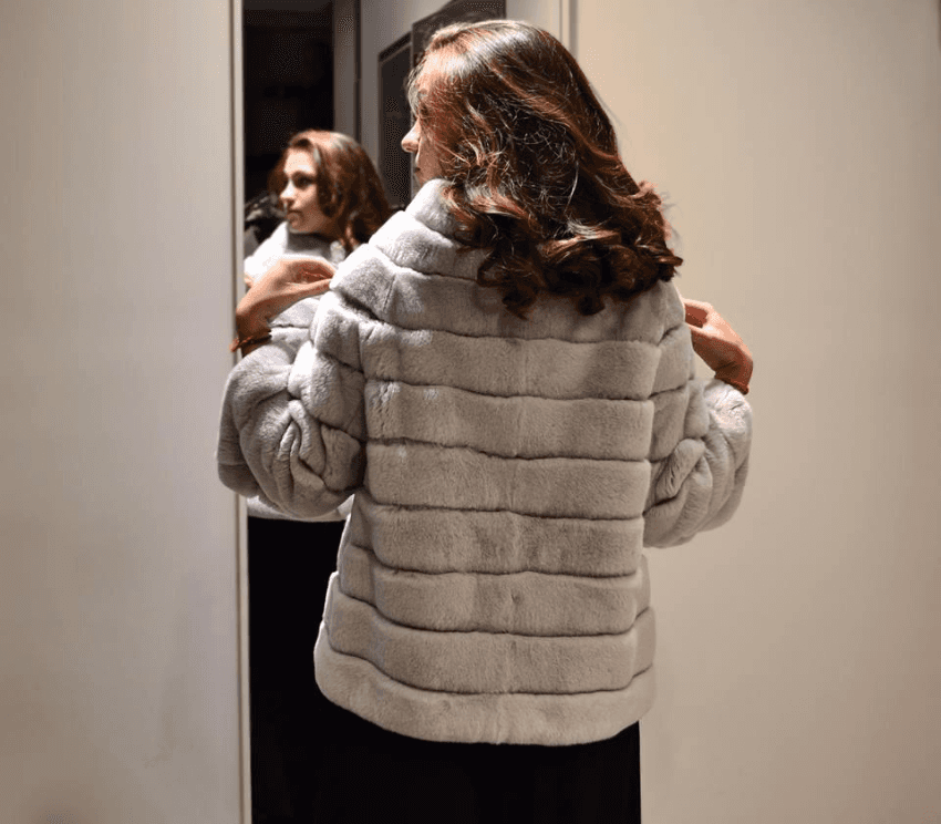 pelliccia grigia e corta da donna