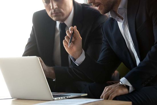 professionisti che attuano un analisi finanziaria