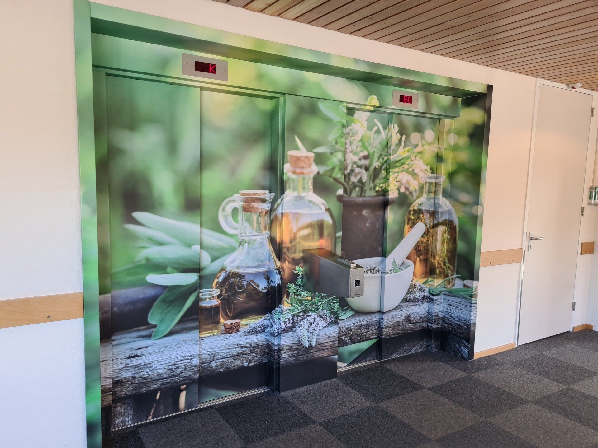 Een lift met een afbeelding van kruiden en flessen erop.