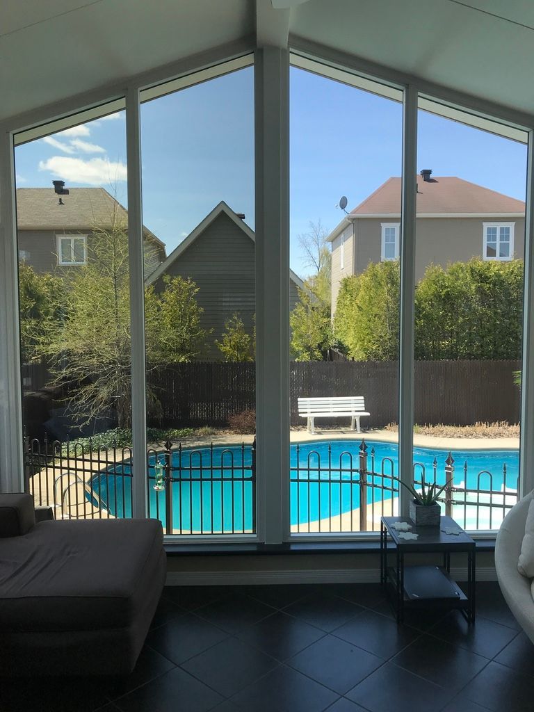 Un salon avec vue sur une piscine