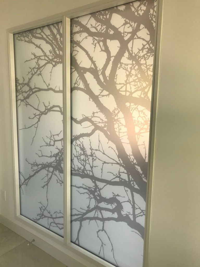 Une fenêtre avec une image d'un arbre dessus