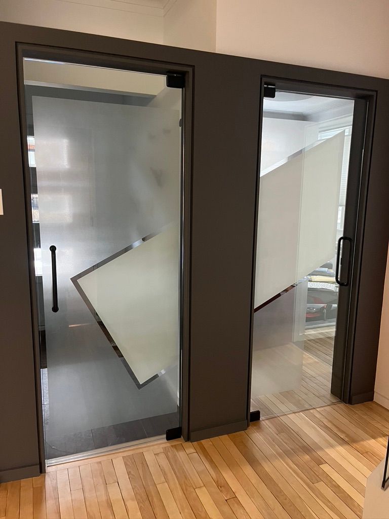 Une pièce avec deux portes vitrées et un plancher en bois.