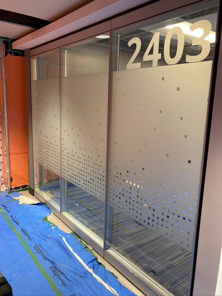 Une fenêtre avec le numéro 240 dessus