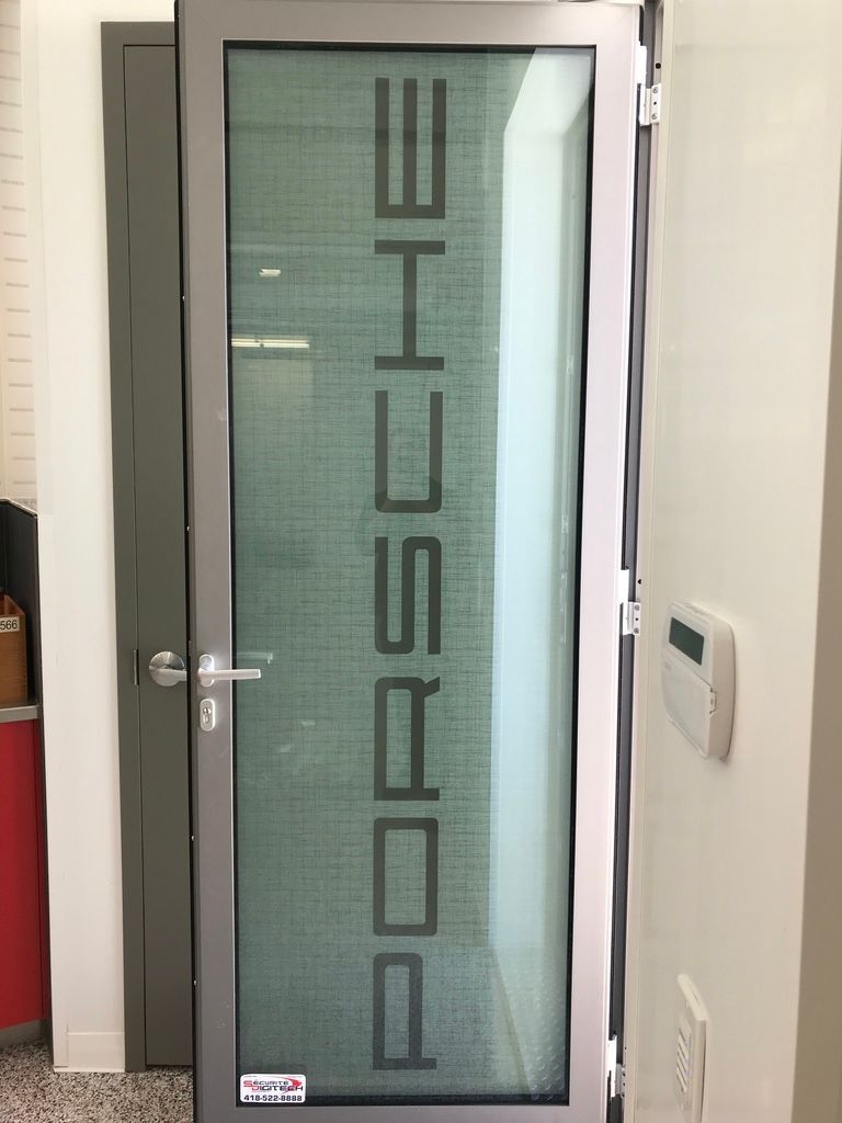 Une porte avec le mot Porsche dessus