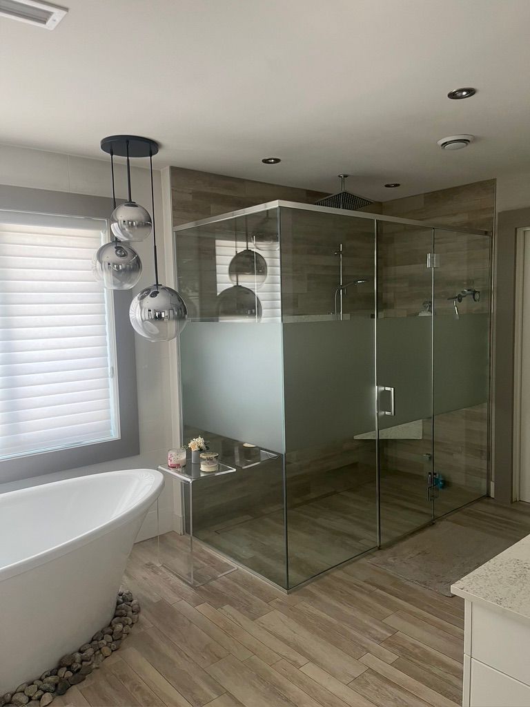 Une salle de bain avec baignoire et douche à l'italienne.