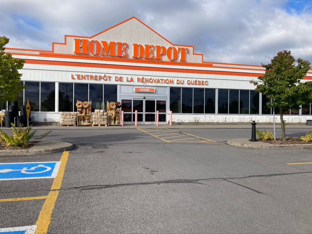 Un magasin Home Depot avec une place de stationnement pour handicapés devant lui