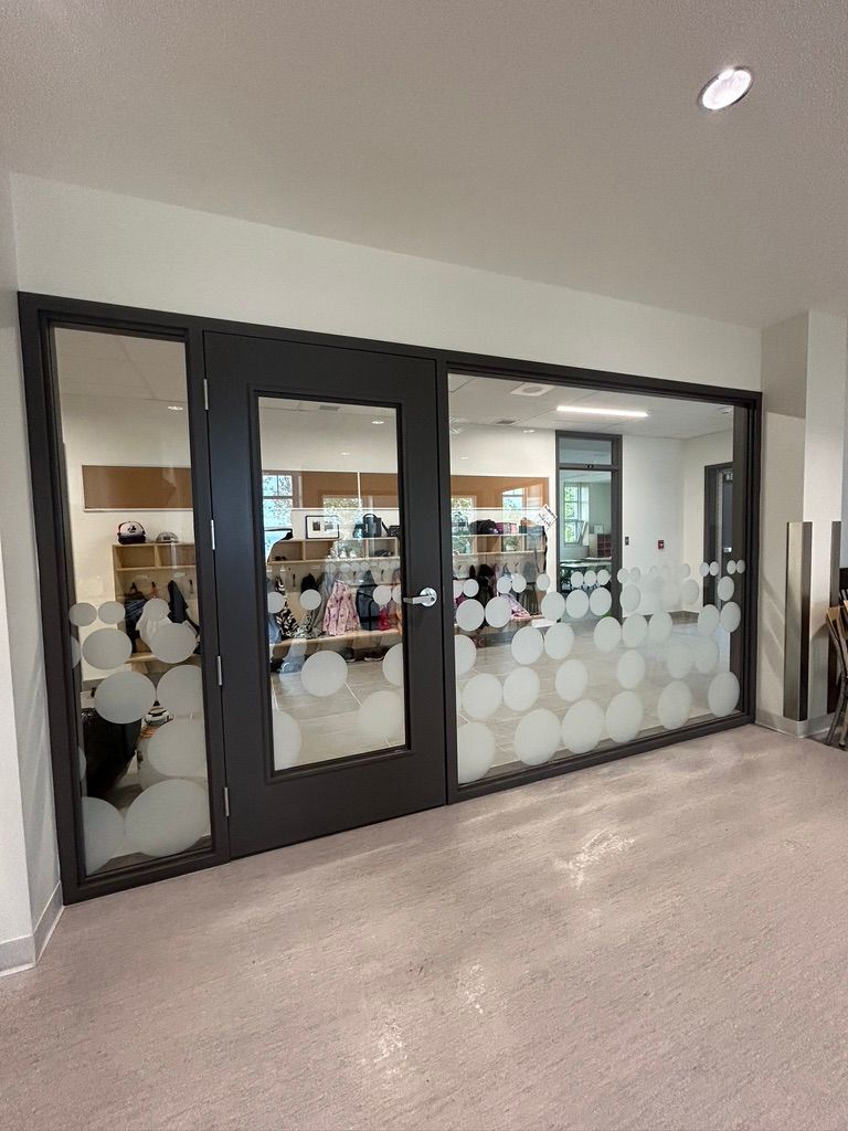 Une pièce avec beaucoup de fenêtres et une porte.