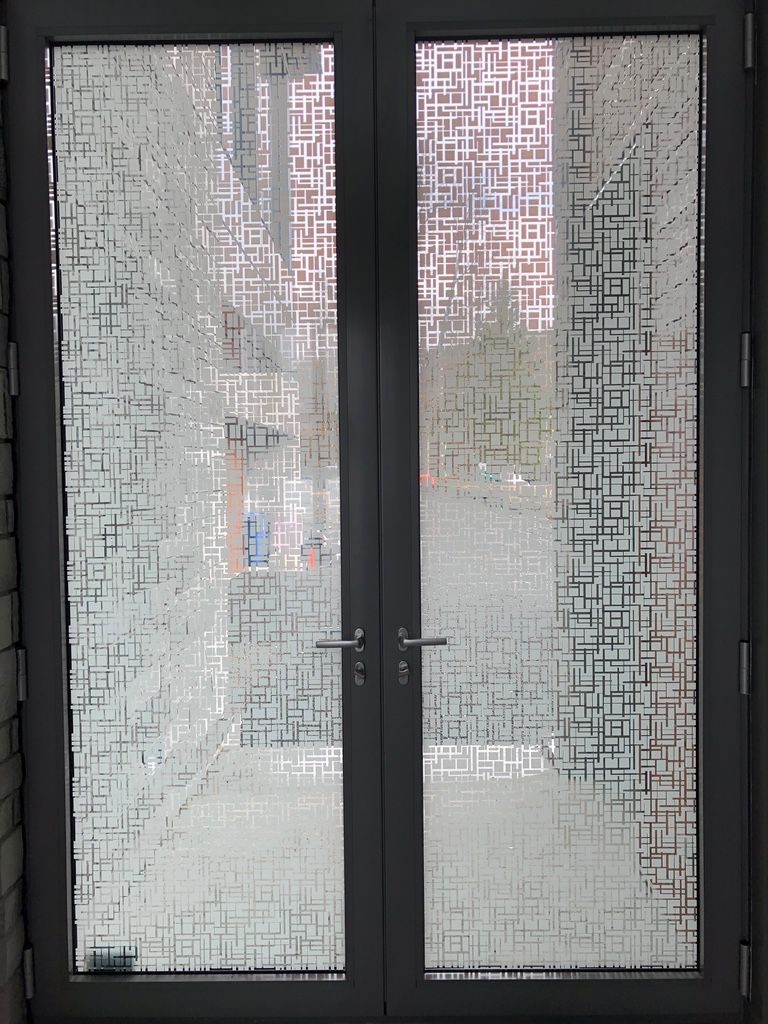 Une porte avec un motif qui ressemble à un labyrinthe