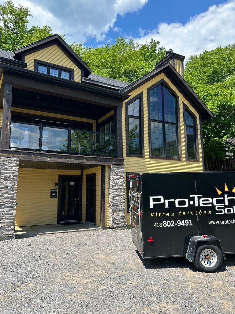 Une grande maison avec une caravane garée devant.