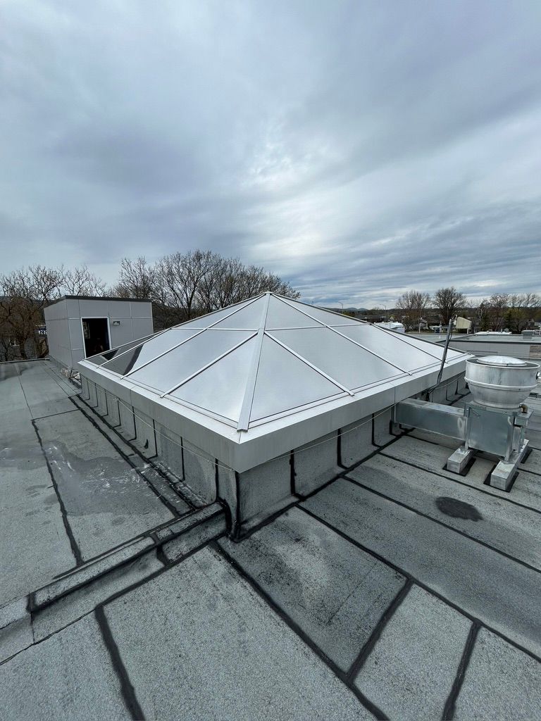 Il y a un dôme sur le toit d'un bâtiment.