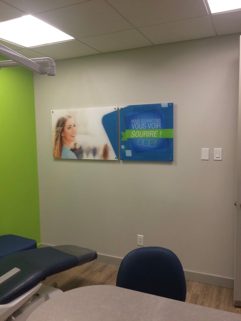 Un cabinet dentaire avec une chaise dentaire et une table