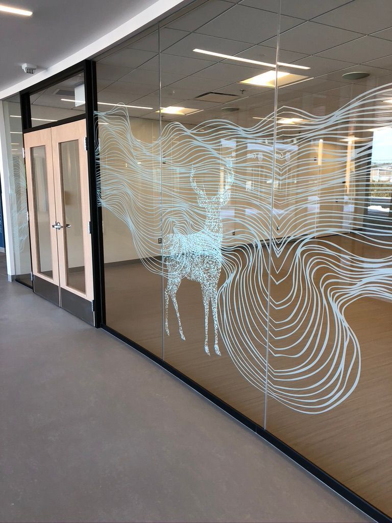 Un mur de verre avec une image d'un cerf dessus