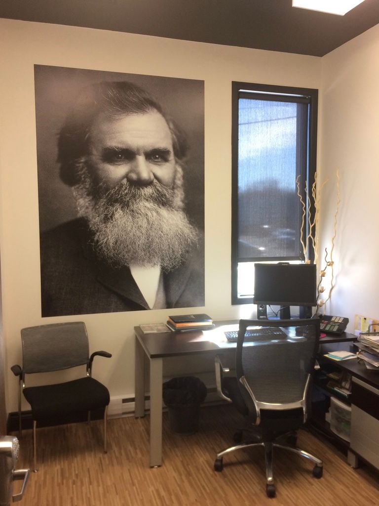 Une pièce avec une photo d'un homme avec une barbe sur le mur