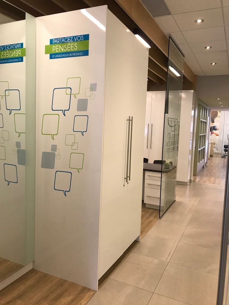 Un couloir avec quelques cabines et un miroir