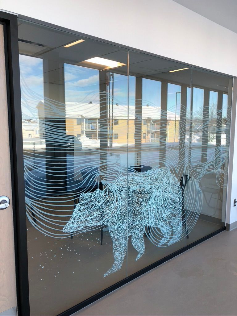 Un mur de verre avec une image d'un ours dessus.