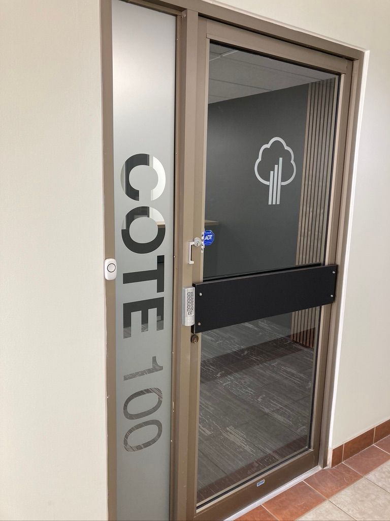 Une porte avec un panneau dessus qui dit « cote 100 ».