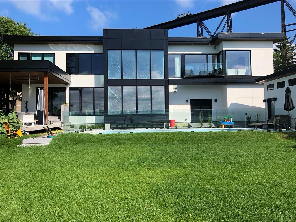 Une grande maison avec une piscine dans l'arrière-cour.