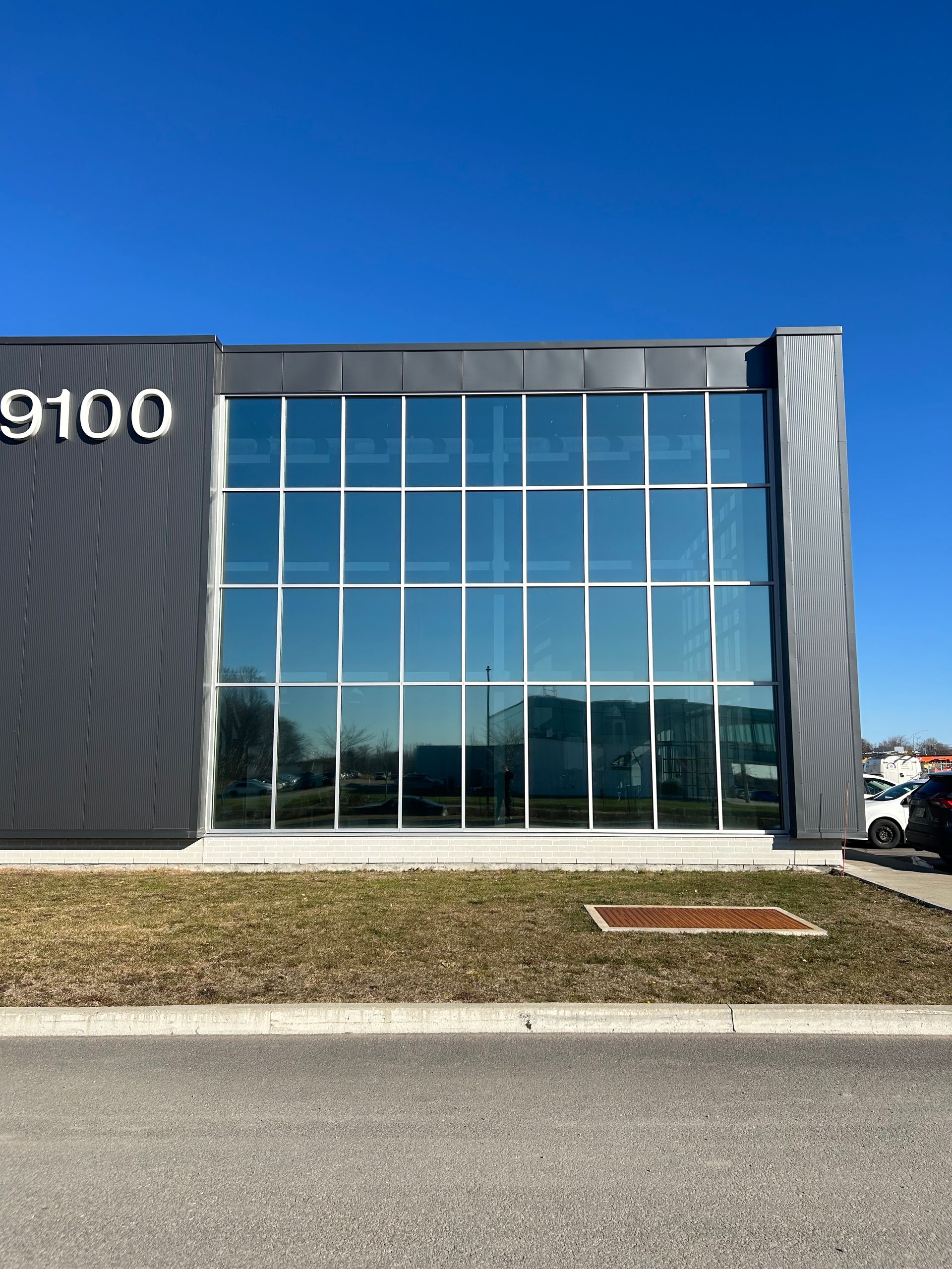 Un grand bâtiment avec le numéro 9100 dessus