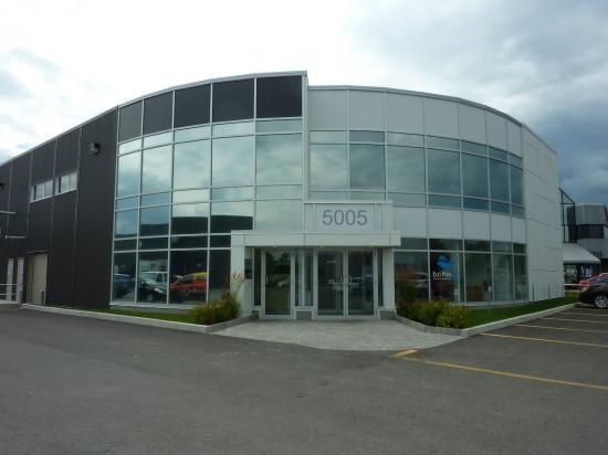 Un grand bâtiment avec le numéro 5005 dessus