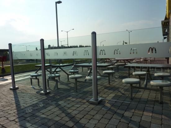 Une terrasse McDonald's avec tables et chaises