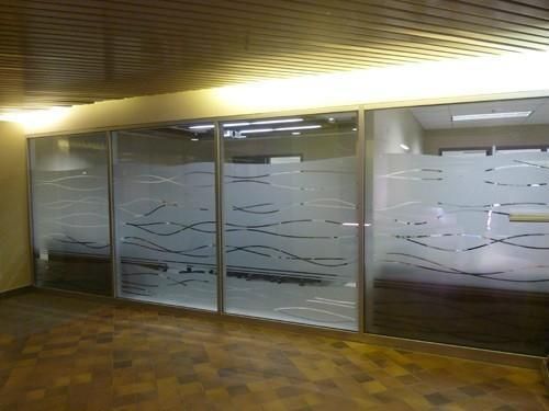 Une pièce avec beaucoup de fenêtres et un plancher en bois.