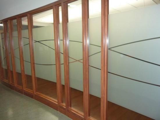 Un couloir avec beaucoup de fenêtres et un mur blanc