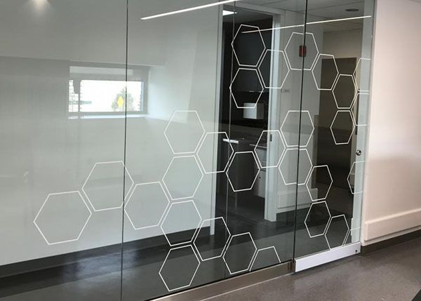 Un mur de verre avec un motif d'hexagones dessus