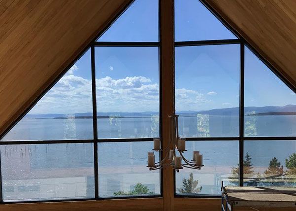 Une grande fenêtre avec vue sur un plan d'eau