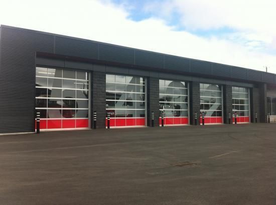 Un grand bâtiment avec beaucoup de portes rouges